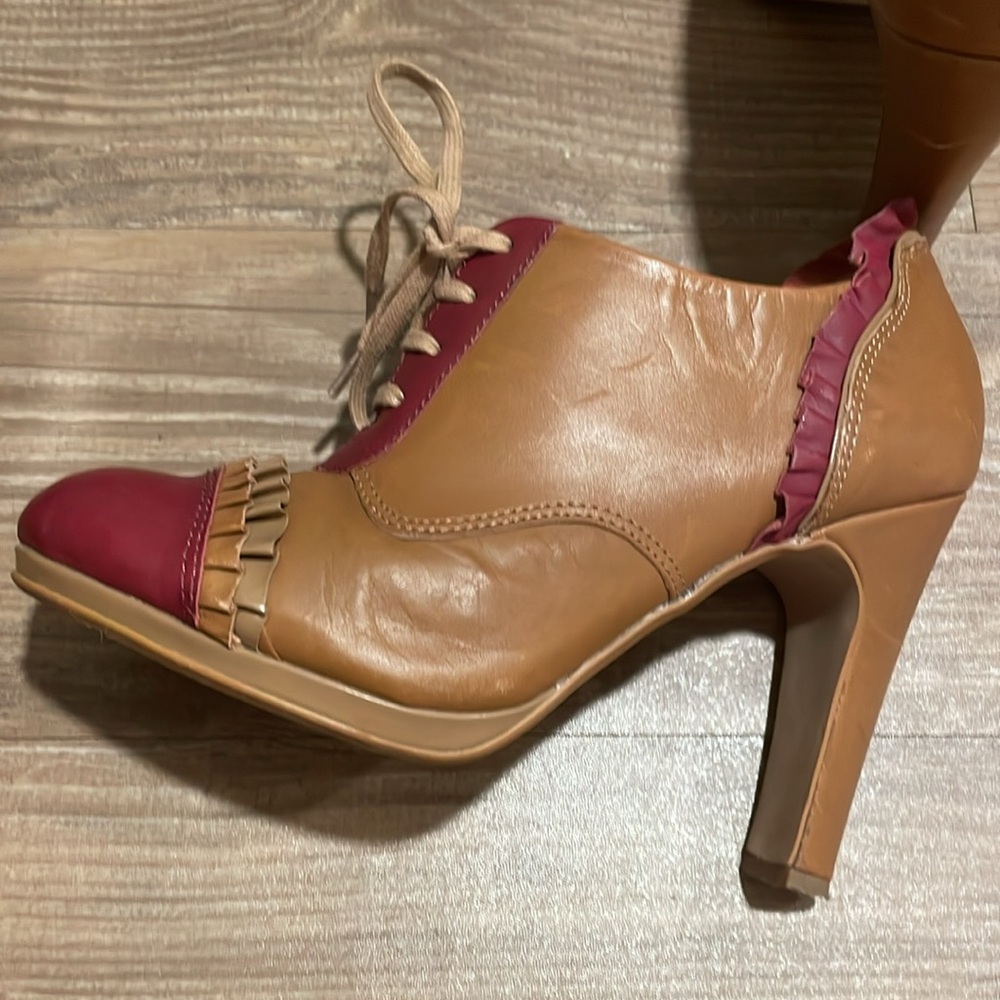 Rare anthro miss Albright Tan and Red Women's Heels 👠 - Picture 3 of 11